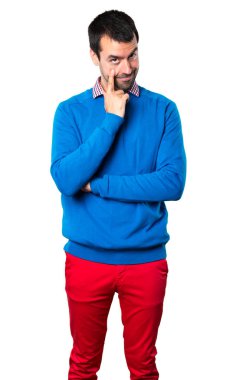 Bir şey beyaz arka plan üzerinde gösterilen yakışıklı genç