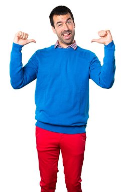 Yakışıklı genç adam beyaz zemin üzerine kendisiyle gurur