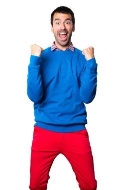 Beyaz arka plan üzerinde şanslı yakışıklı bir genç adam