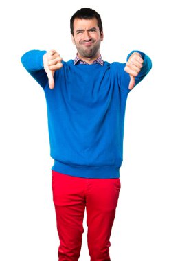 Yakışıklı genç adam kötü sinyal beyaz arka plan üzerinde yapma