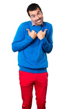 Beyaz arka plan üzerinde başparmak ile yakışıklı genç