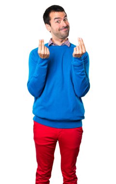 Yakışıklı genç yapım para hareketi beyaz arka plan üzerinde