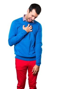 Kalp ağrısı beyaz arka plan üzerinde olan yakışıklı genç