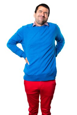 Beyaz arka plan üzerinde sırt ağrısı ile yakışıklı genç