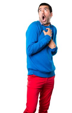 Beyaz arka plan üzerinde seyir yakışıklı genç