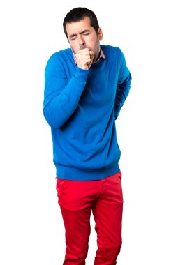 Çok beyaz zemin üzerine öksürük yakışıklı genç