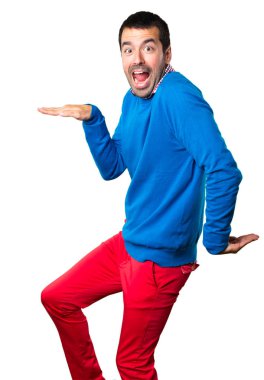 Beyaz arka plan üzerinde dans yakışıklı genç