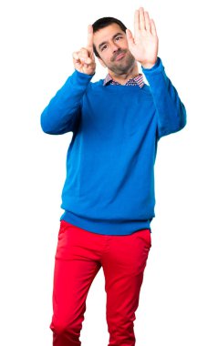 Beyaz arka plan şeffaf ekranda dokunmadan yakışıklı genç