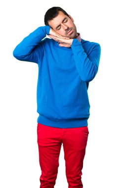 Yakışıklı genç adam yapma uyku jest beyaz arka plan üzerinde