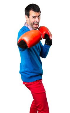 Beyaz arka plan üzerinde boks eldivenli yakışıklı genç