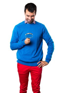 Beyaz arka plan üzerinde büyüteç ile yakışıklı genç