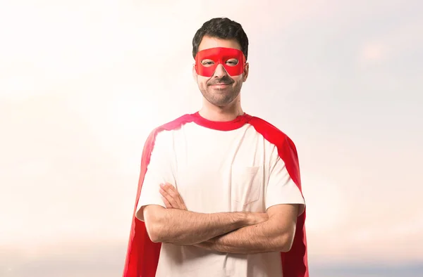 Hombre Superhéroe Con Máscara Capa Roja Manteniendo Los Brazos Cruzados — Foto de Stock