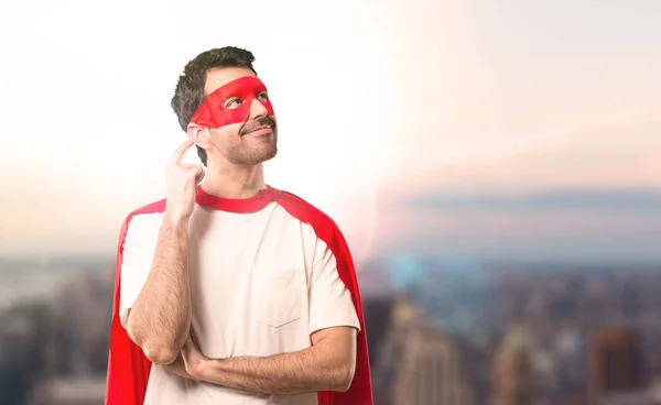 Superhero Człowiek Maska Czerwony Cape Stałego Myślenie Pomysł Chwila Drapanie — Zdjęcie stockowe