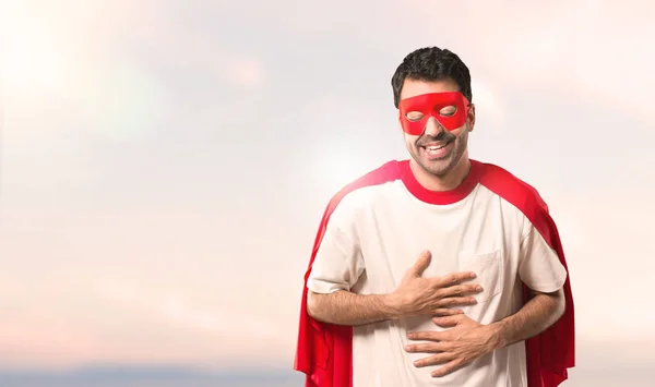 Superhrdina Muž Maskou Červená Mys Usmívající Hodně Při Uvedení Ruce — Stock fotografie
