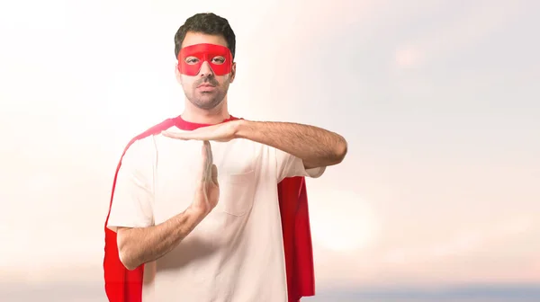Homem Super Herói Com Máscara Capa Vermelha Fazendo Parar Gesto — Fotografia de Stock