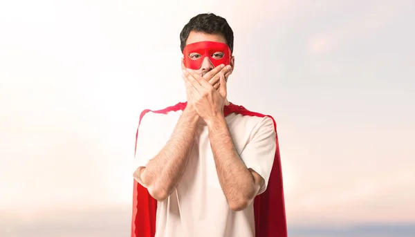 Hombre Superhéroe Con Máscara Capa Roja Cubriendo Boca Con Ambas —  Fotos de Stock