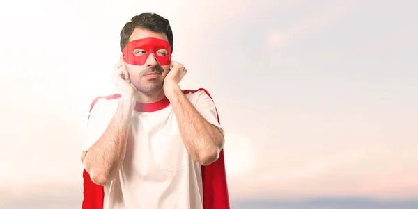 Homme Super Héros Avec Masque Cape Rouge Couvrant Les Deux — Photo