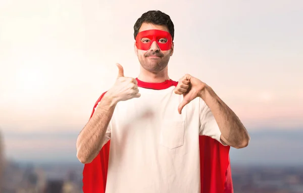 Hombre Superhéroe Con Máscara Capa Roja Haciendo Buena Mala Señal — Foto de Stock