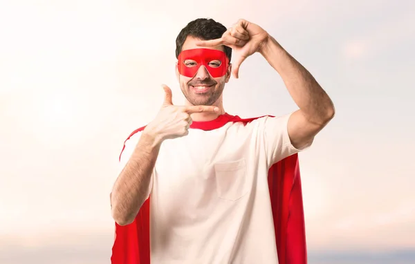 Superhrdina Muž Masku Červené Mys Zaměření Tvář Rámování Symbol Slunce — Stock fotografie