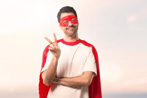 Superhrdina Muž Maskou Červená Mys Šťastný Počítání Dva Prsty Slunce — Stock fotografie
