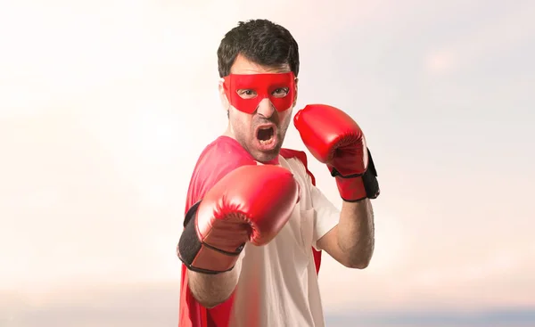 Hombre Superhéroe Con Máscara Capa Roja Con Guantes Boxeo Sobre —  Fotos de Stock