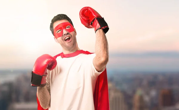 Hombre Superhéroe Con Máscara Capa Roja Con Guantes Boxeo Sobre —  Fotos de Stock