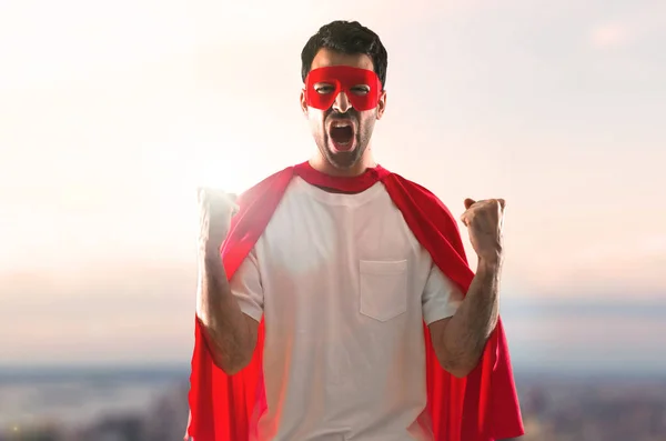 Hombre Afortunado Superhéroe Con Máscara Capa Roja Sobre Fondo Atardecer —  Fotos de Stock