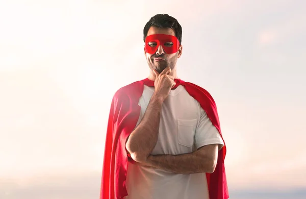 Superhero Mannen Med Masken Och Röd Cape Tänkande Solnedgång Bakgrund — Stockfoto