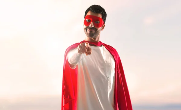 Superhrdina Muž Maskou Červená Mys Koužek Slunce Pozadí — Stock fotografie