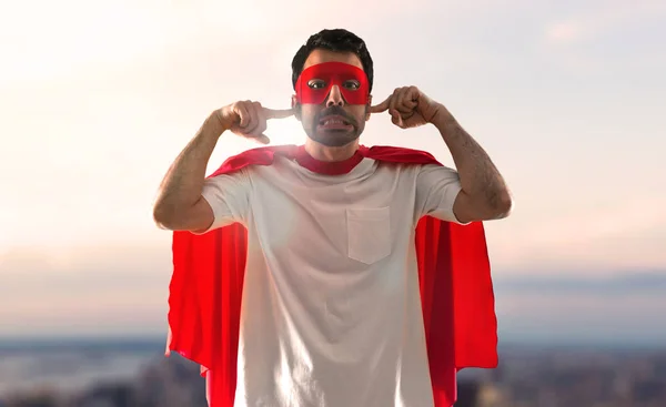 Homem Super Herói Com Máscara Capa Vermelha Cobrindo Seus Ouvidos — Fotografia de Stock