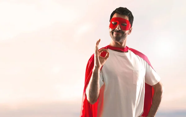 Hombre Superhéroe Con Máscara Capa Roja Haciendo Signo Sobre Fondo —  Fotos de Stock
