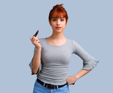 Mavi renkli ruj ile genç Kızıl saçlı kız