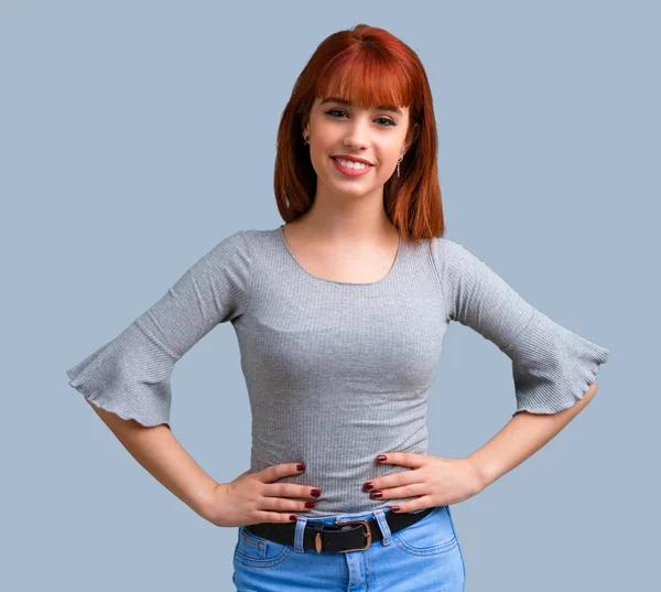 Menina Ruiva Posando Com Braços Quadril Fundo Azul — Fotografia de Stock