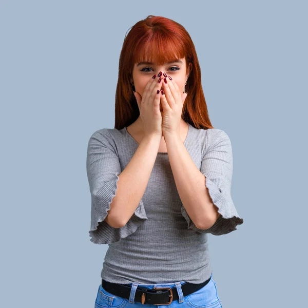 Junge Rothaarige Mädchen Lachen Auf Blauem Hintergrund — Stockfoto