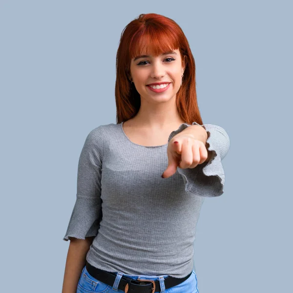 Jovem Ruiva Menina Aponta Dedo Você Fundo Azul — Fotografia de Stock