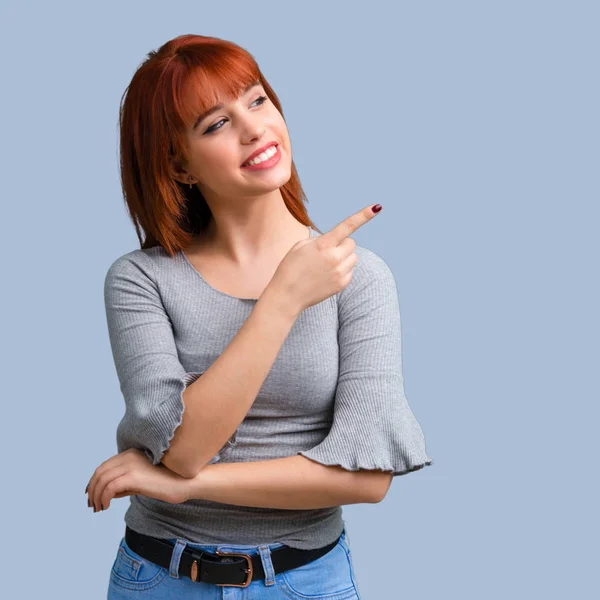 Giovane Rossa Ragazza Puntando Dito Verso Lato Presentando Prodotto Sfondo — Foto Stock