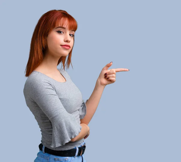 Menina Ruiva Jovem Apontando Dedo Para Lado Apresentando Produto Fundo — Fotografia de Stock