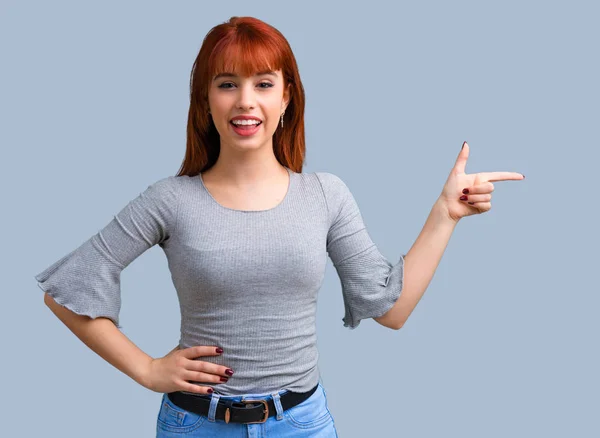 Menina Ruiva Jovem Apontando Dedo Para Lado Apresentando Produto Fundo — Fotografia de Stock