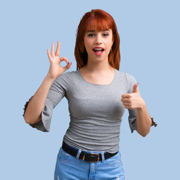 Menina Ruiva Jovem Mostrando Sinal Com Dedos Fundo Azul — Fotografia de Stock