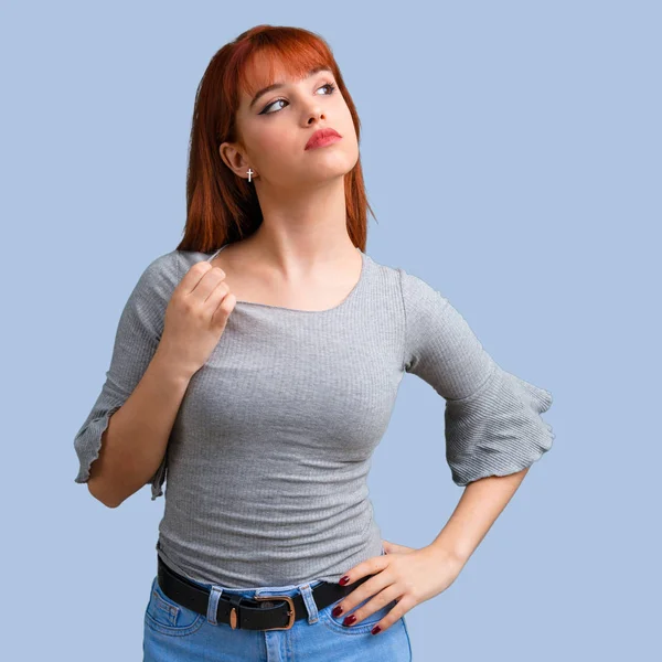 Menina Ruiva Jovem Orgulhoso Auto Satisfeito Amor Conceito Fundo Azul — Fotografia de Stock