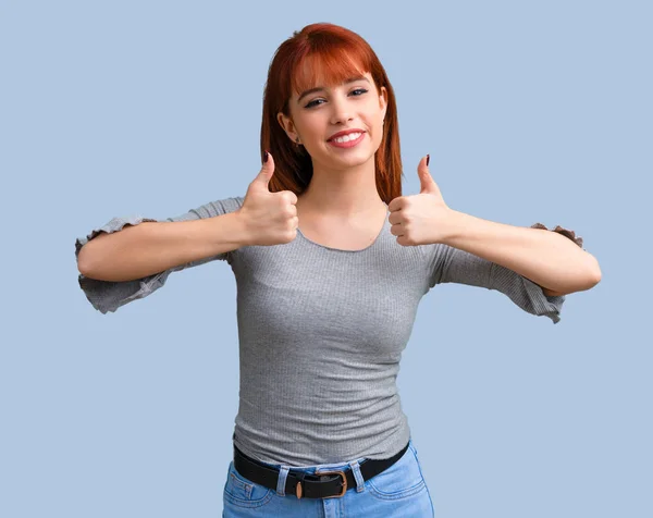 Menina Ruiva Dando Gesto Polegares Para Cima Sorrindo Fundo Azul — Fotografia de Stock