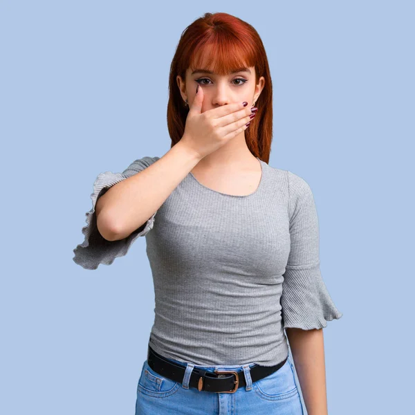 Junge Rothaarige Mädchen Bedecken Mund Mit Händen Auf Blauem Hintergrund — Stockfoto