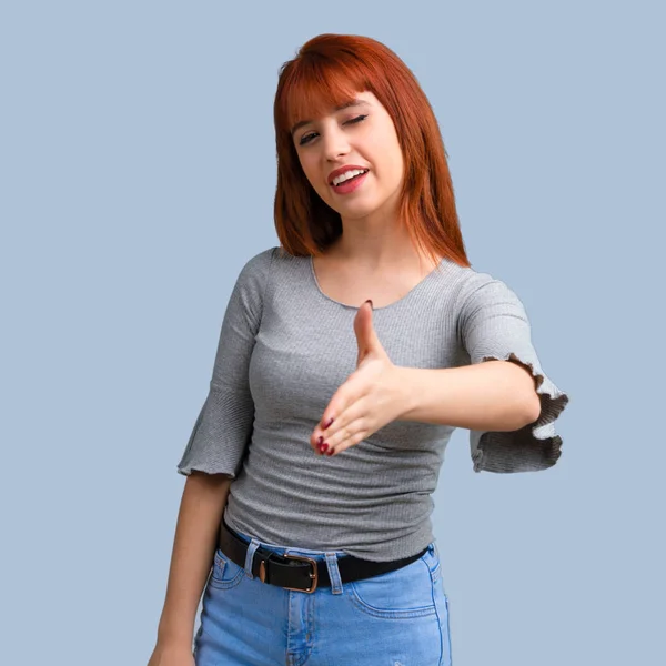 Jovem Ruiva Menina Handshaking Depois Bom Negócio Fundo Azul — Fotografia de Stock