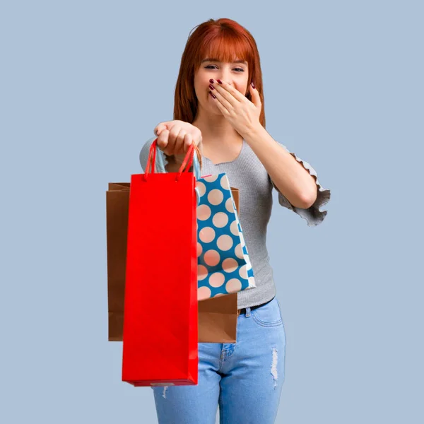 Chica Pelirroja Joven Sosteniendo Una Gran Cantidad Bolsas Compras Sobre —  Fotos de Stock