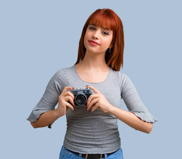 Menina Ruiva Jovem Fotografar Fundo Azul — Fotografia de Stock