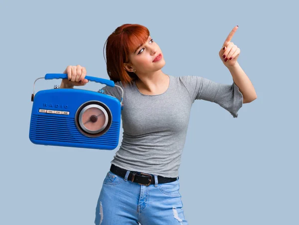 Mladá Zrzka Dívka Držící Modré Vintage Rádio Modrém Podkladu — Stock fotografie