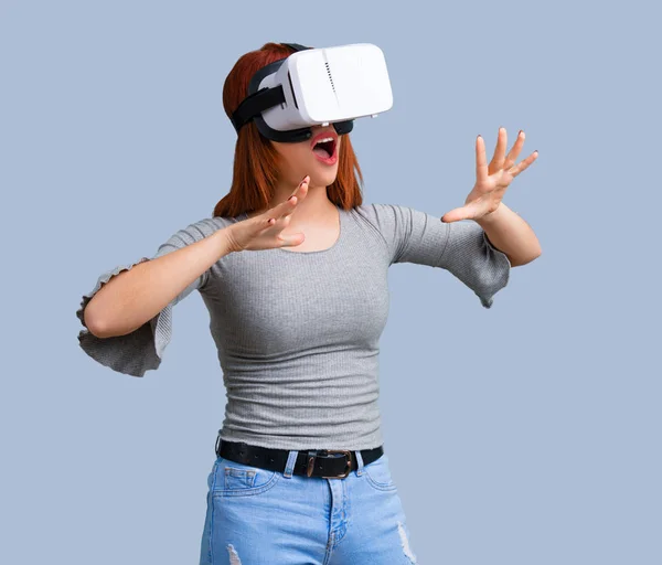 Giovane Rossa Ragazza Utilizzando Occhiali Esperienza Realtà Virtuale Sfondo Blu — Foto Stock