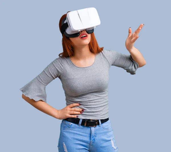 Giovane Rossa Ragazza Utilizzando Occhiali Esperienza Realtà Virtuale Sfondo Blu — Foto Stock