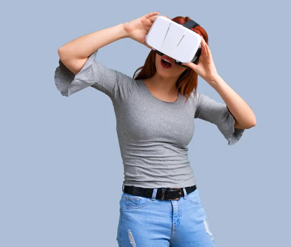 Chica Pelirroja Joven Usando Gafas Experiencia Realidad Virtual Sobre Fondo — Foto de Stock