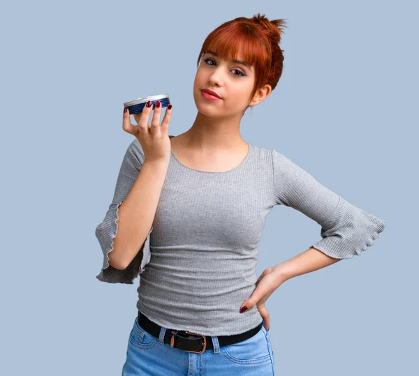 Menina Ruiva Jovem Com Hidratante Fundo Azul — Fotografia de Stock